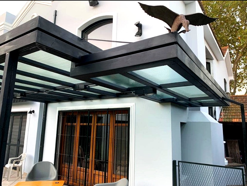 Pérgola vidrio doble nivel con escultura de ave