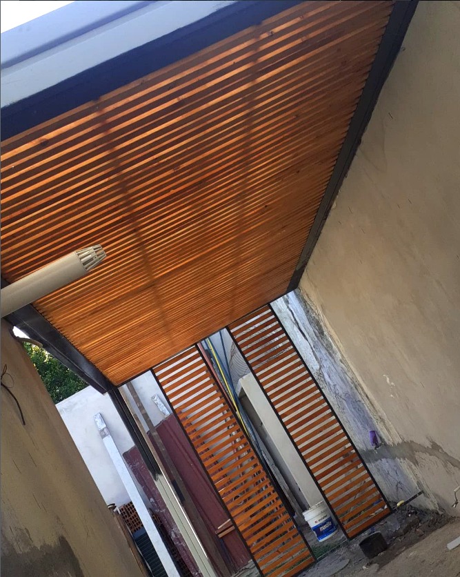 Pérgola grande con techo de listones de madera