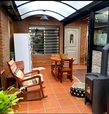 Jardín de invierno interior amoblado con techo de vidrio