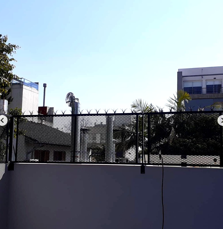 Cerramiento de seguridad malla expandida sobre muro
