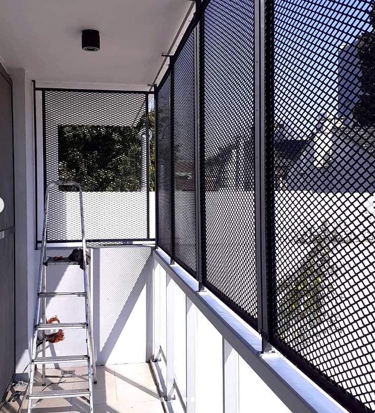Cerramiento de balcón con malla expandida