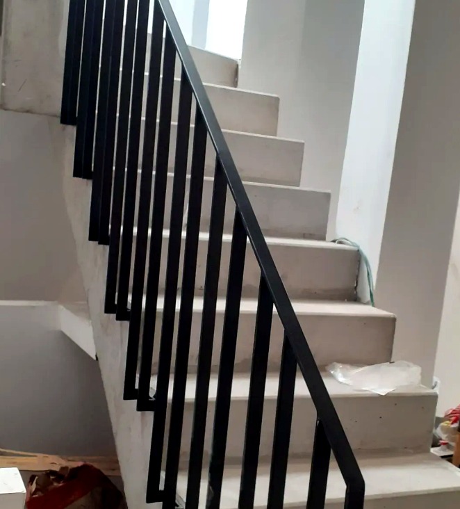 Baranda minimalista hierro negro pura
