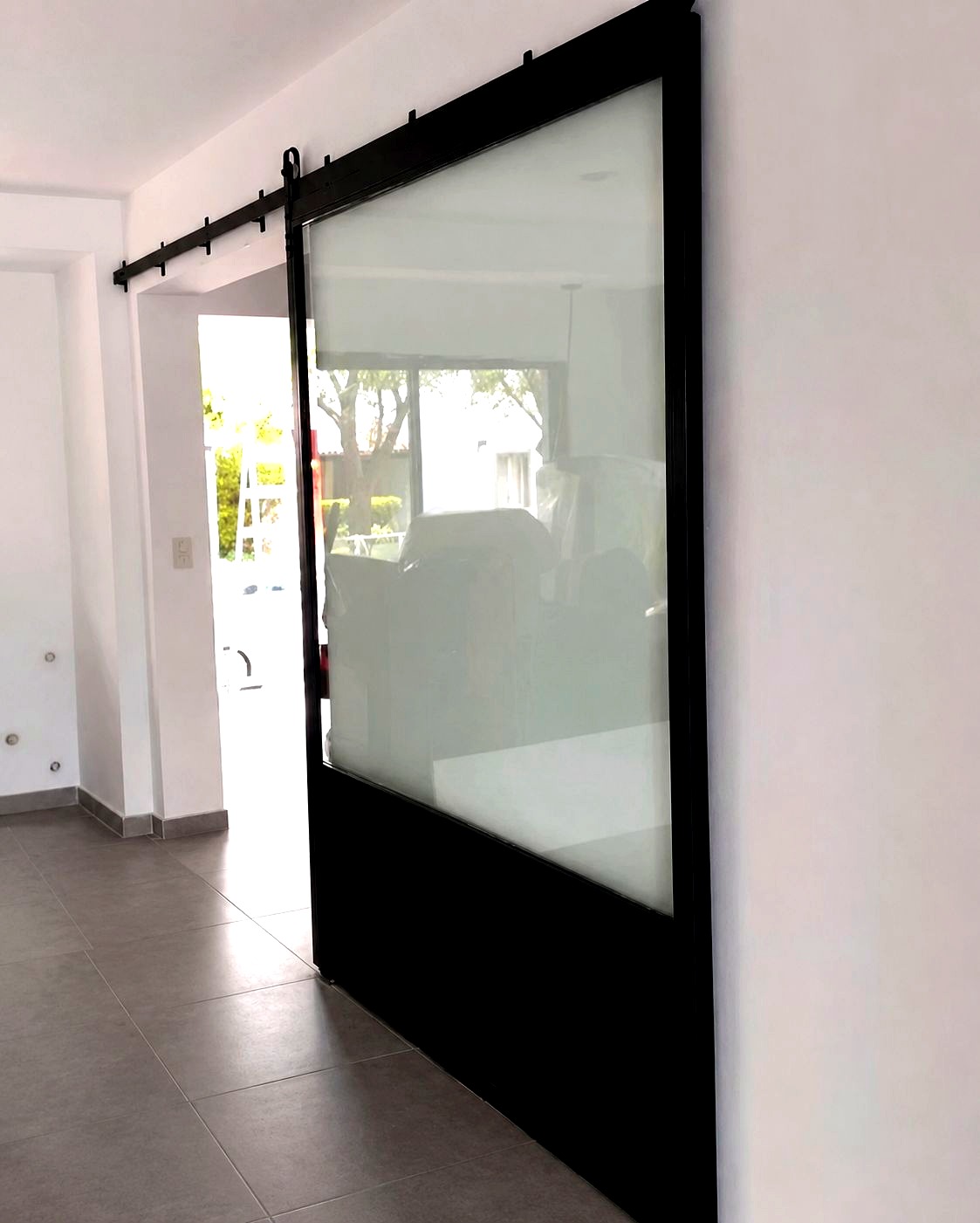 Barn door vidrio y hierro negro corredera