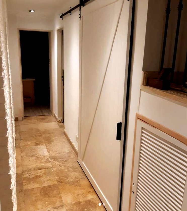 Barn door lacada en blanco con herraje negro
