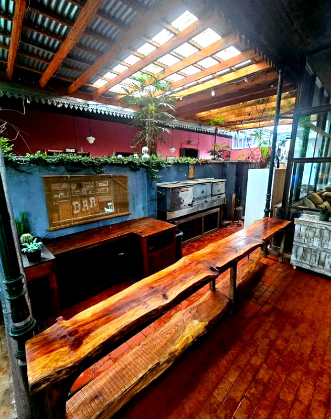 Mesa y bancos madera maciza con estructura de hierro
