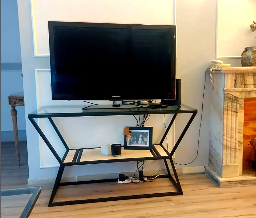 Rack TV hierro geométrico con vidrio minimalista