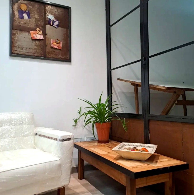 Mueble bajo hierro y madera separador de ambientes