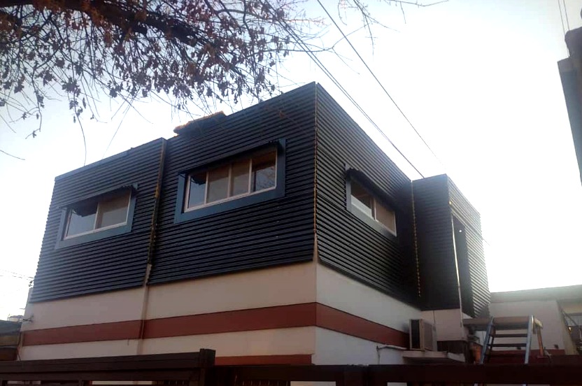 Fachada completa revestida en listones de hierro