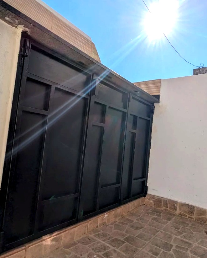Portón negro hierro con paneles estructurados