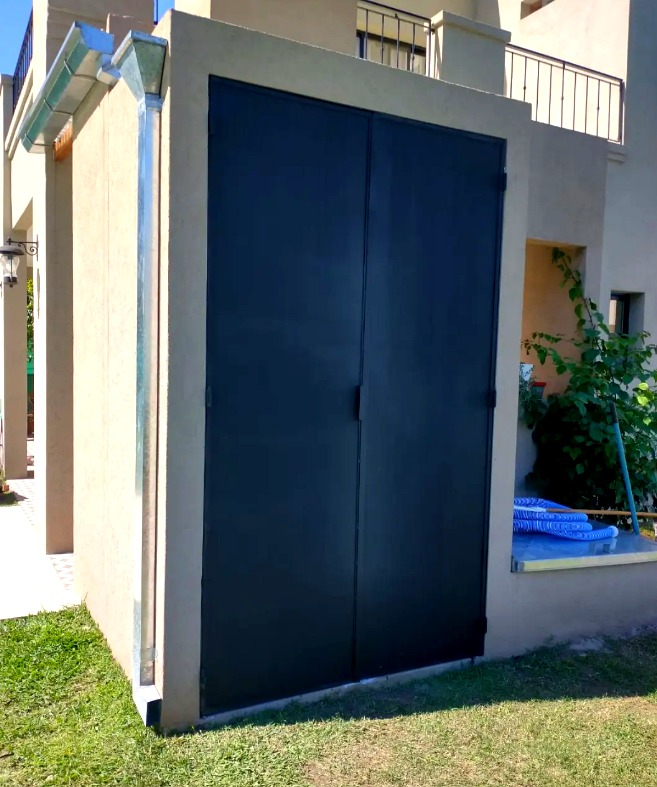 Mueble de pileta exterior chapa negra puertas abatibles