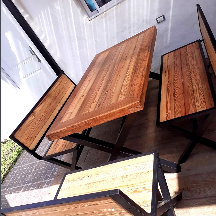 Mesa y bancos de madera maciza con estructura de hierro